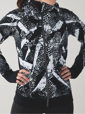 Lululemon Scuba Hoodie Ill in the Static Mist White Black print